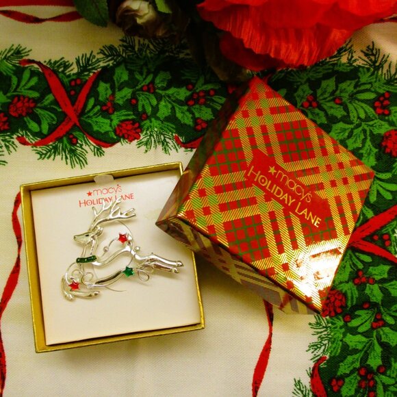 MACY'S Silver Christmas Flying Reindeer Boxed Brooch~CHRISTMAS Reindeer Brooch - Picture 1 of 14